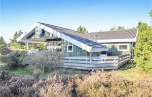 ロモ・キルケビーにあるGorgeous Home In Rm With Saunaの太陽屋根の小さな緑の家