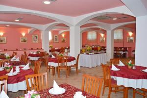 A restaurant or other place to eat at Hotel Imperium