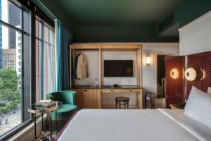 En eller flere senger på et rom på The Chow Kit - an Ormond Hotel
