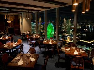 a restaurant with tables and a view of the city at APA Hotel & Resort Yokohama Bay Tower in Yokohama