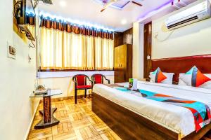 een hotelkamer met een bed en een tafel en stoelen bij FabHotel Gazal Residency Mahanagar in Lucknow