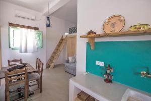 uma cozinha e sala de estar com uma mesa e uma sala de jantar em Ailouros Scenic Guest Houses em Skhoinoussa