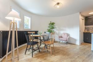 - un salon avec une table et des chaises dans l'établissement Le Cocon Parilly, à Bron