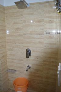 eine Duschkabine mit einem Wasserhahn im Bad in der Unterkunft Hotel Thikana Palace in Jaipur