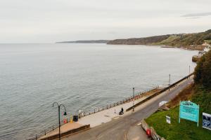 una carretera junto a un gran cuerpo de agua en Crown Spa Hotel Scarborough by Compass Hospitality en Scarborough