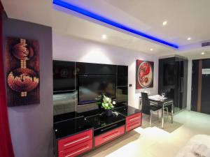 TV a/nebo společenská místnost v ubytování Absolute Bangla R305