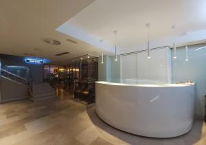 - un hall avec une grande table blanche dans un bâtiment dans l'établissement Hotel Centro Los Braseros, à Burgos