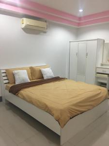 una camera con letto e condizionatore d'aria di Kaewchantra Mansion a Chiang Mai