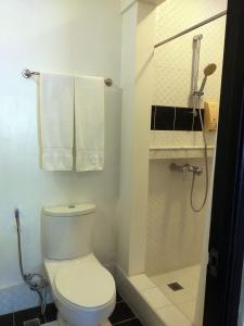 Ett badrum på One Crescent Place Hotel