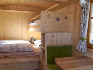Katil dua tingkat atau katil-katil dua tingkat dalam bilik di Berghof