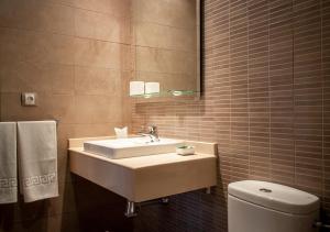 a bathroom with a sink and a toilet at Hotel La Zambra in Mancha Real