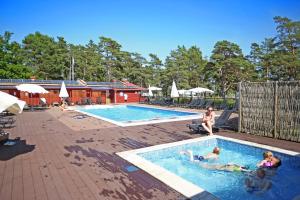 Swimmingpoolen hos eller tæt på Ljugarns Semesterby