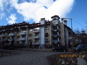 バンスコにあるExclusive two-floor 3-bedrooms apartment on the top floorの車が目の前に停まった大きな建物