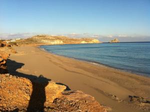 セロカンポスにあるKrinakia Villasの岩と海のビーチの景色