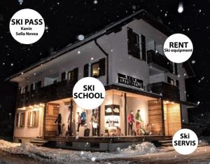 Una casa en la nieve con un poco de en Apartments and Rooms Skok, en Bovec