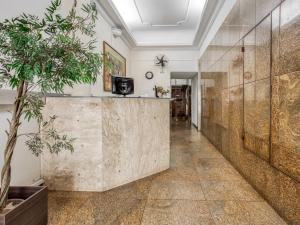 um corredor com uma parede de pedra e uma planta em Amazonas Palace Hotel Belo Horizonte - By UP Hotel - Avenida Amazonas em Belo Horizonte