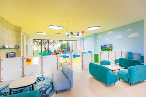 Amadria Park Kids Hotel Andrija的电视和/或娱乐中心