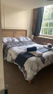 Postel nebo postele na pokoji v ubytování Crosskeys Inn Guest Rooms in Wye Valley