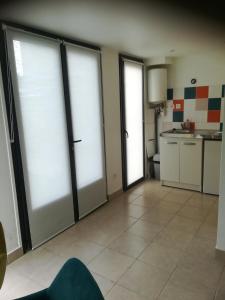 cocina con 2 puertas correderas en una habitación en Studio Dépendance Maison, 5 MNT GARE & TRAM, en Vénissieux