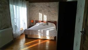 una camera con un letto in una stanza con una finestra di Chambres d'hôtes - Domaine Beau Sejour a Biaudos