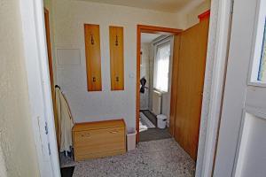 Zimmer mit einem Flur mit Waschbecken und Schublade in der Unterkunft Ferienhaus Rudolph in Sassnitz