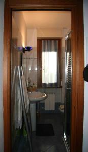 uma casa de banho com um lavatório, um WC e um espelho. em Il sogno di Gabry em Florença