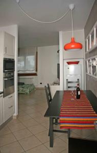 uma cozinha e sala de jantar com mesa e luz vermelha em Il sogno di Gabry em Florença