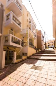 un edificio con scale e balconi su strada di Lemon Tree House a Karpathos