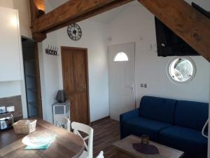 O zonă de relaxare la CHALET DU LAC PISCINE à 5 MINUTES DE DISNEY TGV RER