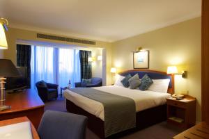 Derby Mickleover Hotel, BW Signature Collection客房内的一张或多张床位