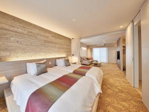 a large bedroom with a large bed in a room at Yomitan Condhotel ND in Yomitan +138 photos