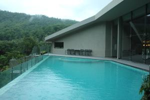 Bazén v ubytování Niraamaya Retreats Samroha Athirappilly nebo v jeho okolí
