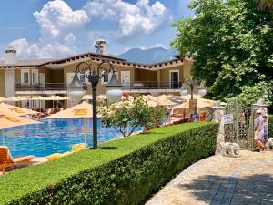 Bazén v ubytování PalmaNova Resort nebo v jeho okolí