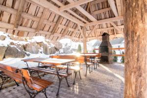 Reštaurácia alebo iné gastronomické zariadenie v ubytovaní Apartament Marmurki Zakopane
