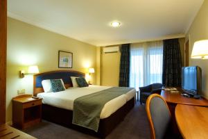 Derby Mickleover Hotel, BW Signature Collection客房内的一张或多张床位