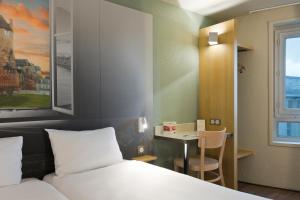 Postel nebo postele na pokoji v ubytování B&B HOTEL le Mans Centre