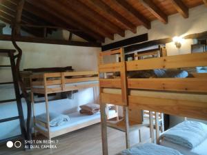 Albergue De Soba tesisinde bir ranza yatağı veya ranza yatakları