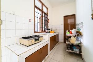 Köök või kööginurk majutusasutuses KoolKost near Padjadjaran University - Minimum Stay 6 Nights