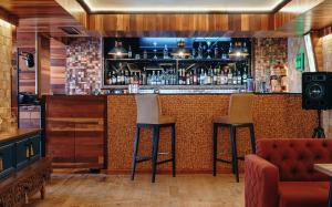 Lounge nebo bar v ubytování Bayil Breeze Hotel & Restaurant