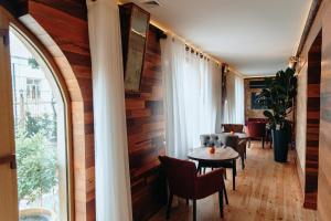 Posezení v ubytování Bayil Breeze Hotel & Restaurant