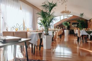Restaurace v ubytování Bayil Breeze Hotel & Restaurant