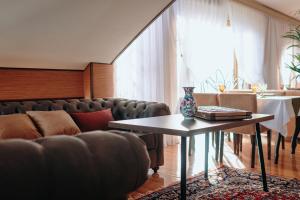 Posezení v ubytování Bayil Breeze Hotel & Restaurant