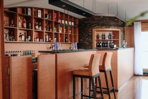 Lounge nebo bar v ubytování Bayil Breeze Hotel & Restaurant