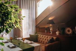 Posezení v ubytování Bayil Breeze Hotel & Restaurant