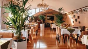 Restaurace v ubytování Bayil Breeze Hotel & Restaurant