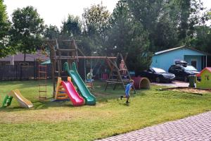 een groep kinderen die spelen op een speelplaats bij Chatova osada Family Resort in Patince