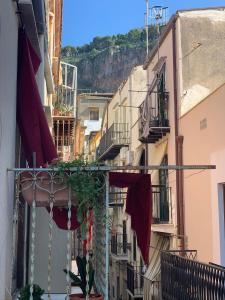 un callejón estrecho con edificios y toldos en una ciudad en My Sicilian Escape, en Cefalú