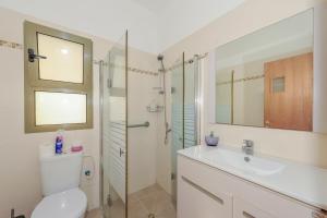y baño con aseo, lavabo y ducha. en Family-Friendly Apartment in Zichron Yaakov, en Zikhron Ya‘aqov