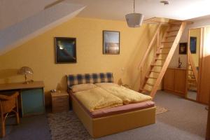 ein Schlafzimmer mit einem Bett und einem Treppenaufgang in der Unterkunft Appartementhaus Osserblick in Lohberg