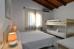 מיטה או מיטות קומותיים בחדר ב-Li Suari Club Village